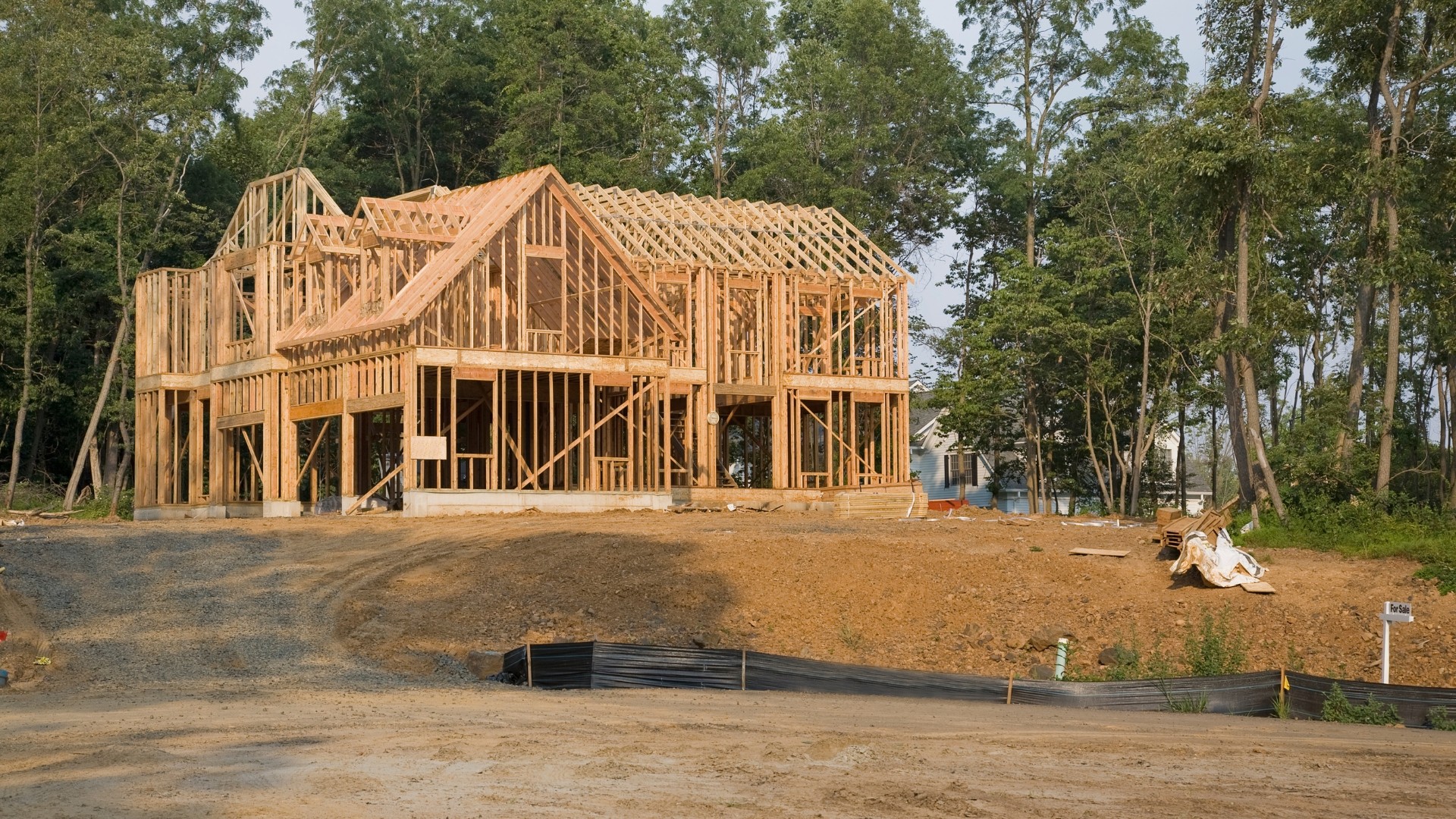 Podłoga pływająca – czym jest i jakie wyzwania wiążą się z jej prawidłową izolacją