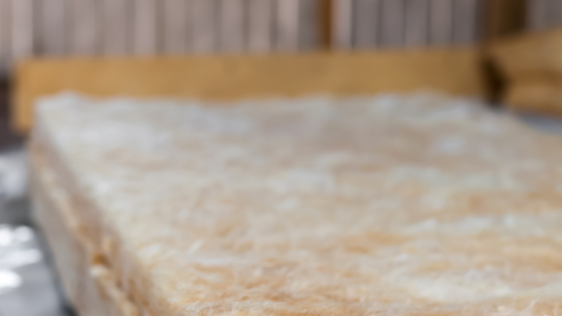 Jak przechowywać wełnę mineralną, by zachowała swoje właściwości izolacyjne?