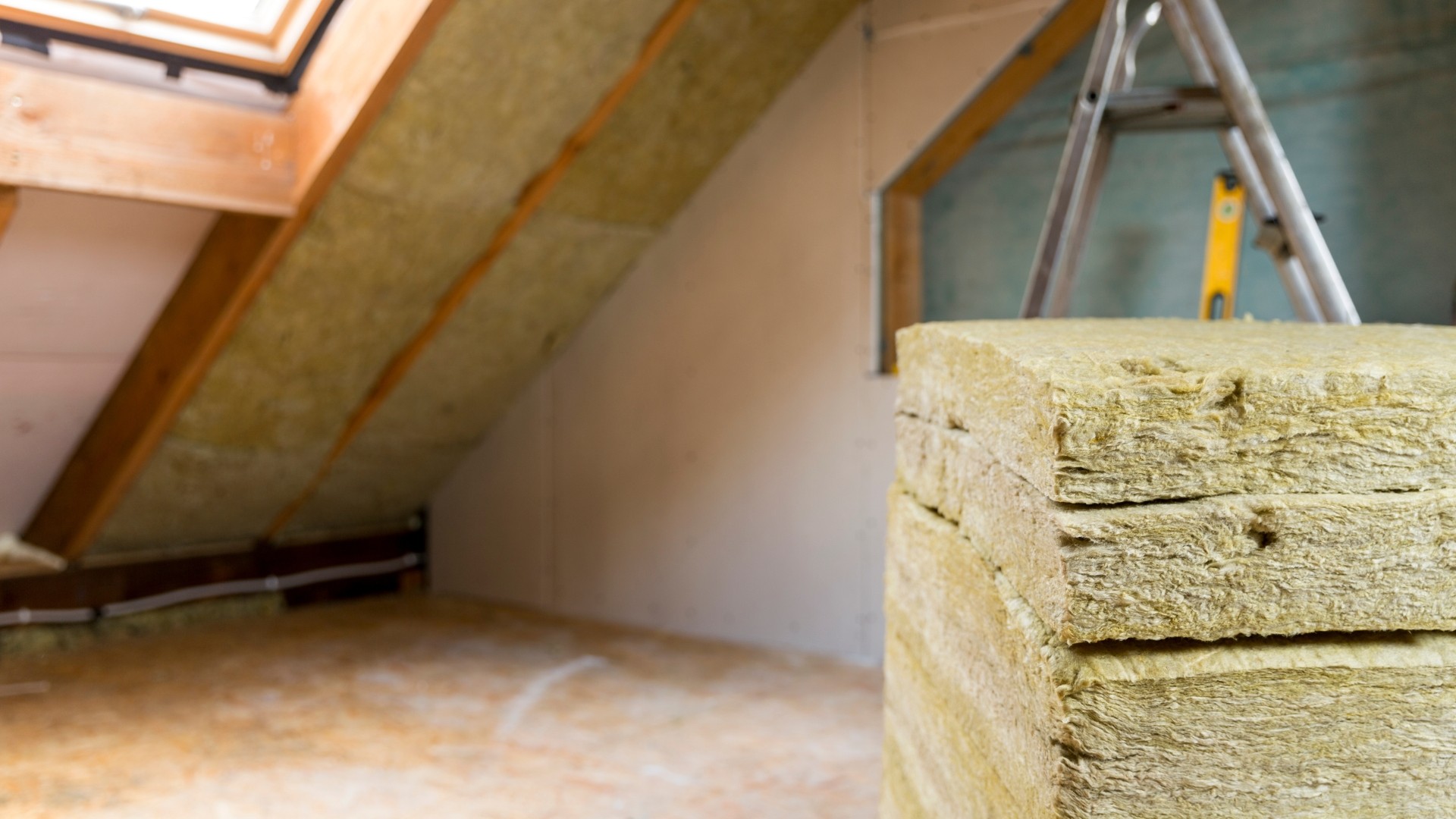 Wełna skalna Rockwool Rockmin Plus – uniwersalna izolacja termiczna i akustyczna