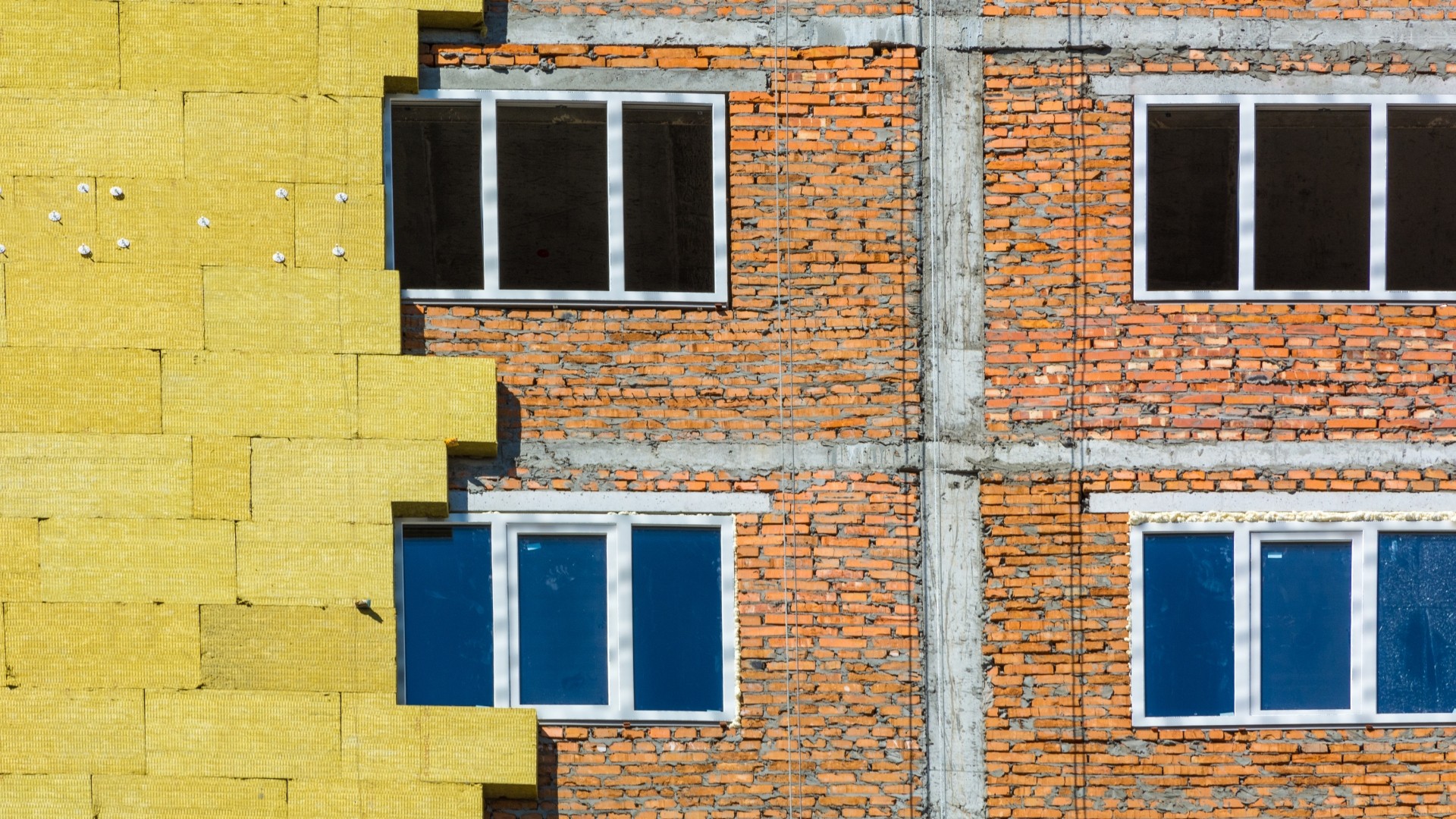 Ocieplenie ścian wewnątrz i na zewnątrz – które rozwiązanie wybrać?