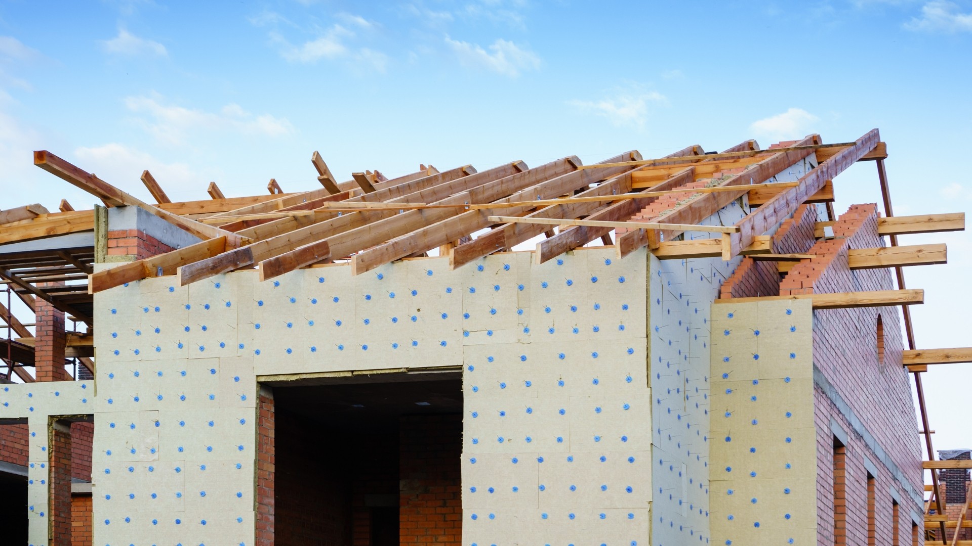 Wełna szklana czy skalna na dach – który materiał wybrać do skutecznej izolacji dachu