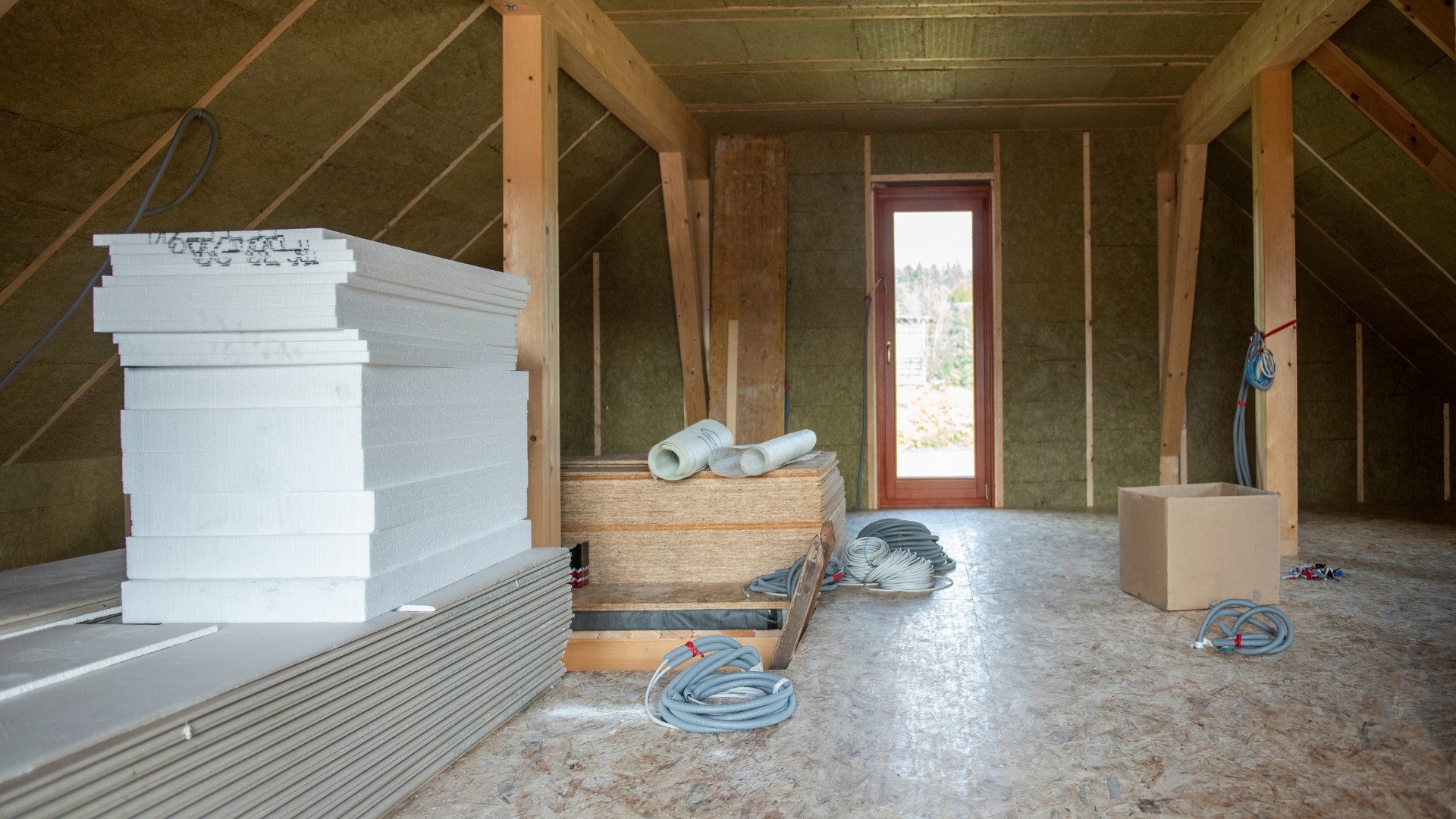 Wełna mineralna na sufit – izolacja termiczna i akustyczna dla domu i biura