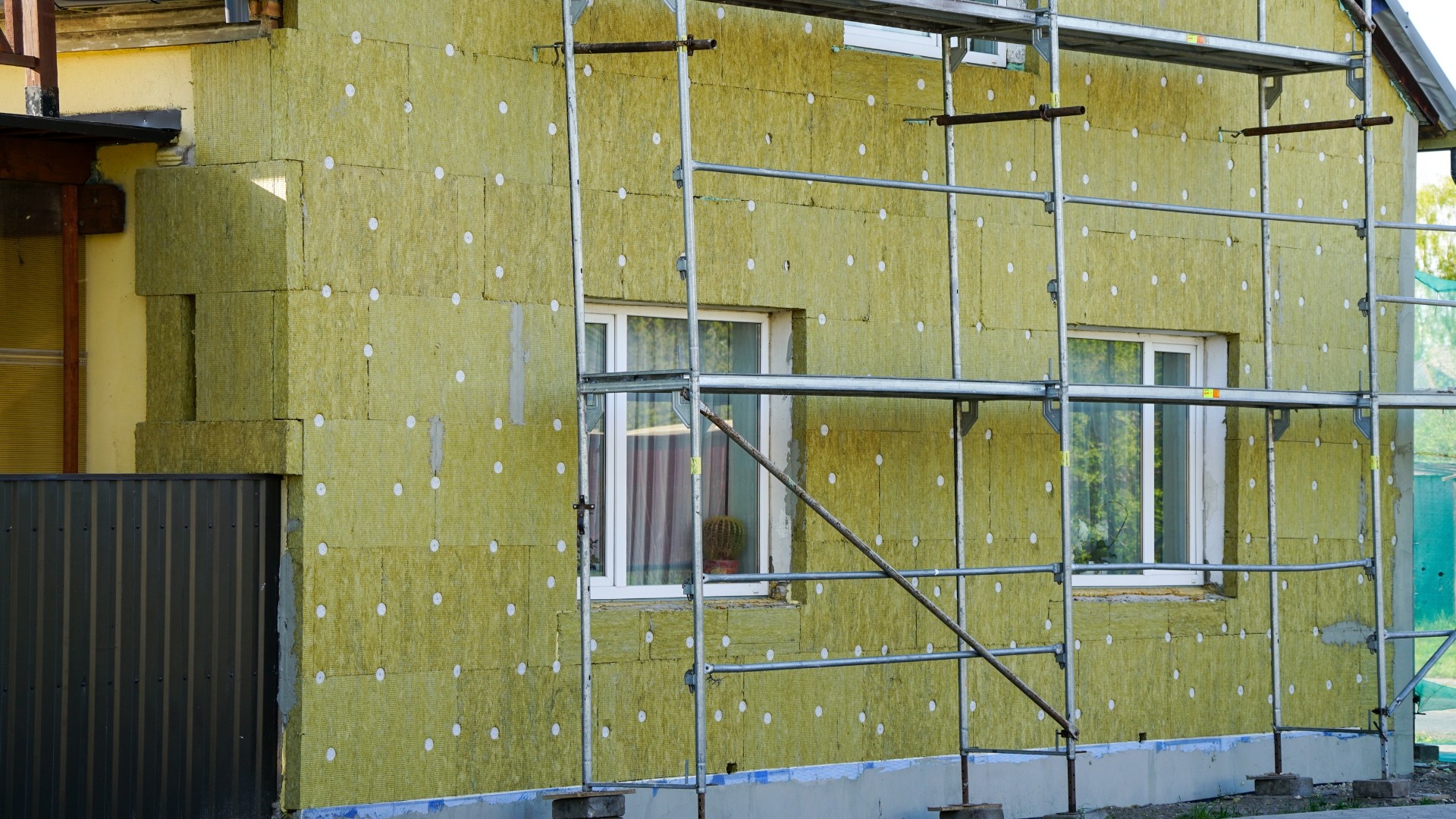 Dobra wełna na ścianę zewnętrzną – jak wybrać skuteczną izolację elewacji