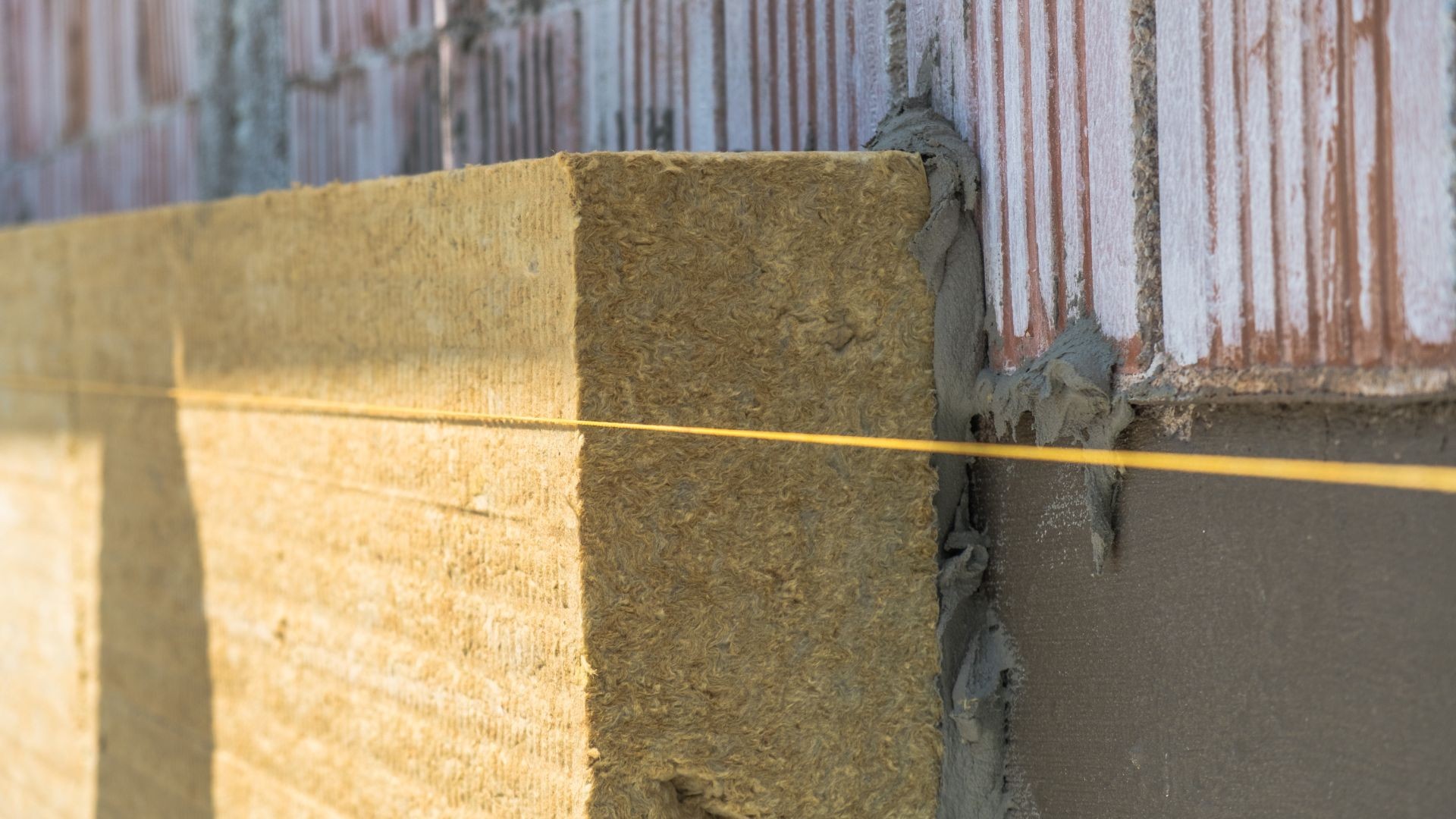 Wilgoć w przegrodach z wełną mineralną – najczęstsze przyczyny i schematy naprawy ocieplenia