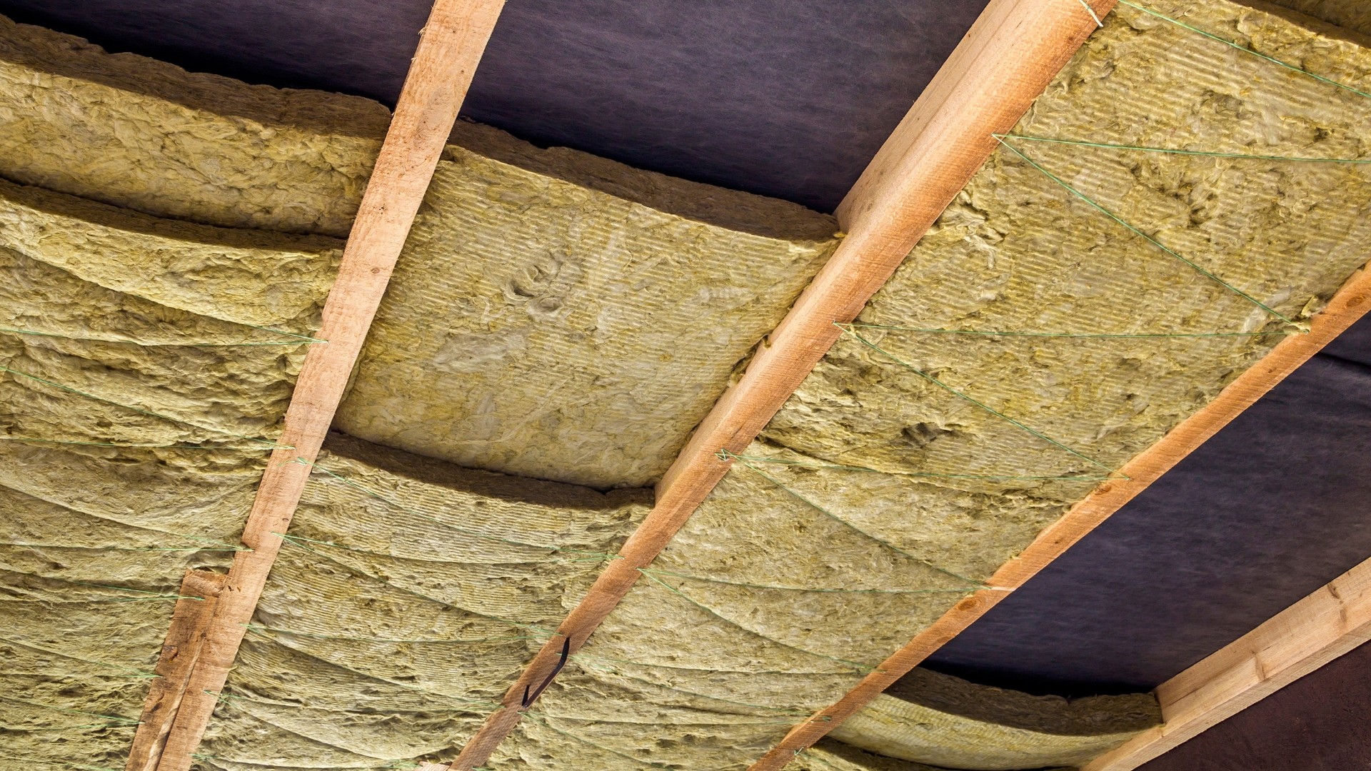 Wilgoć a Wełna Mineralna – jak prawidłowo zabezpieczyć izolację?