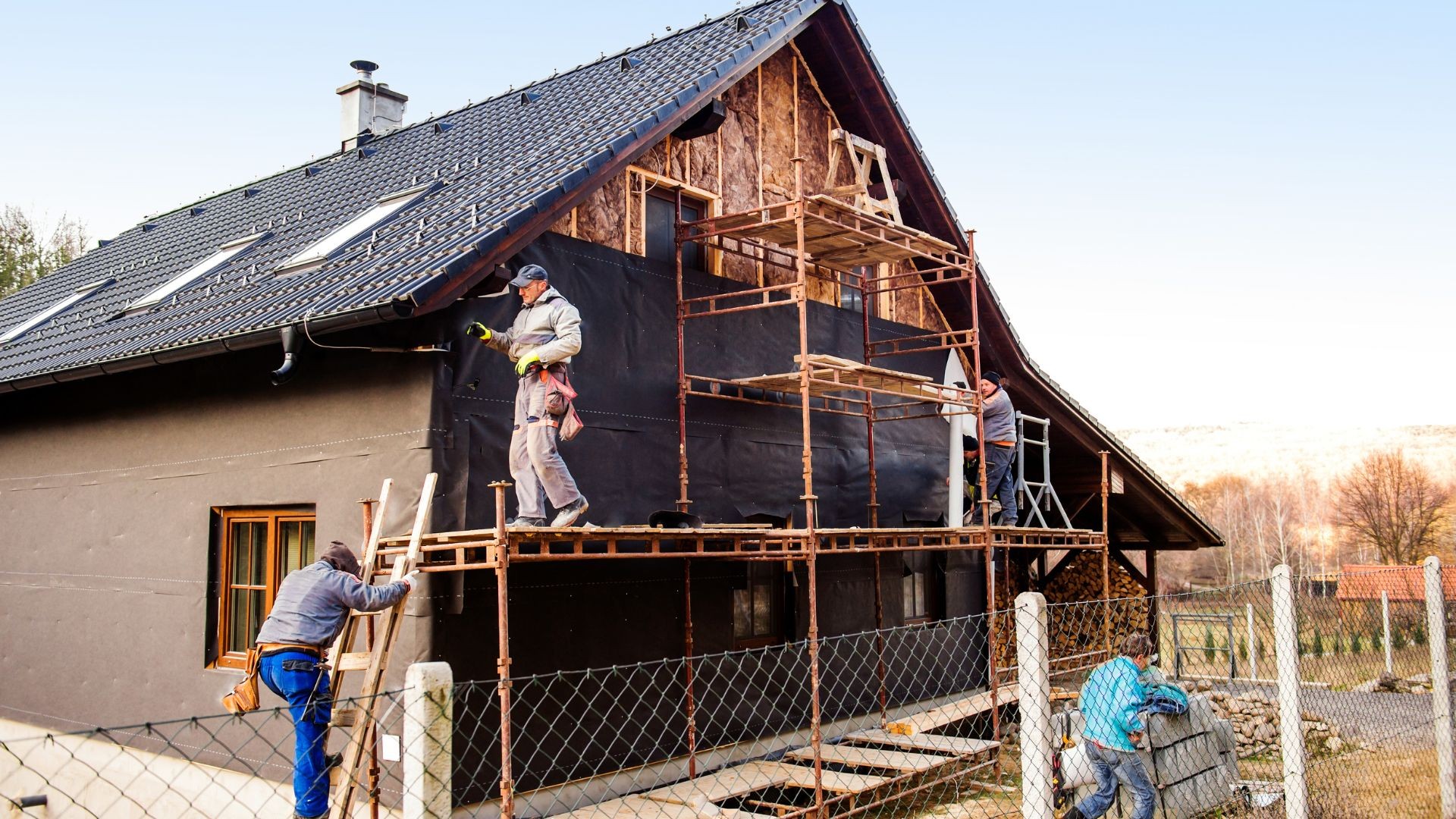Ocieplenie domu wełną mineralną czy zostawić jak jest – porównanie kosztów w perspektywie 10 lat