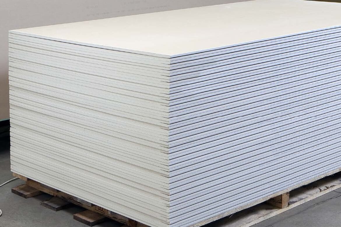 Płyty gipsowo-kartonowe do sufitu podwieszanego – kiedy mają sens, a kiedy lepiej postawić na system modułowy?