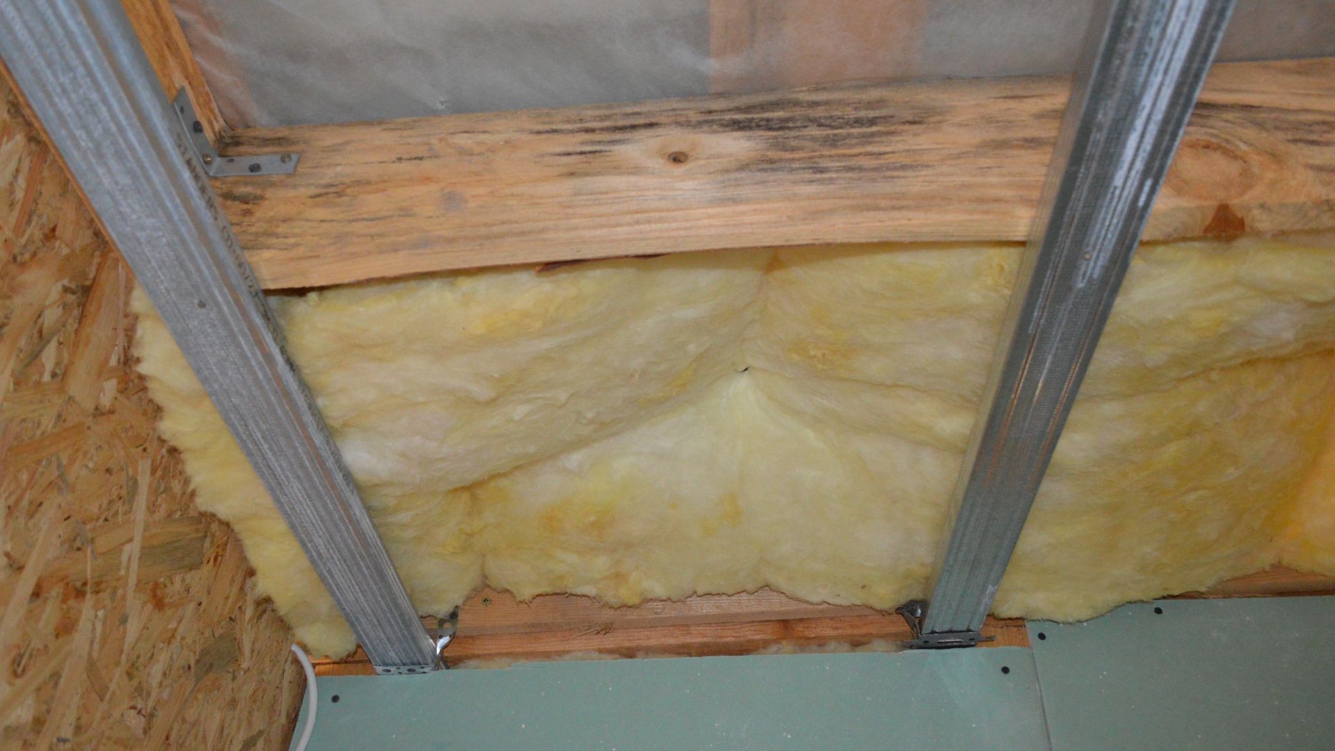 Wełna mineralna a klimatyzacja – dlaczego dobra izolacja zmniejsza zapotrzebowanie na chłodzenie latem?