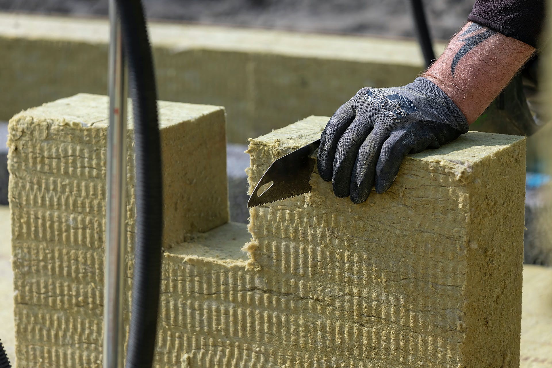 Modernizacja dachu bez zrywania pokrycia – kiedy wełna skalna Rockwool daje największe korzyści?