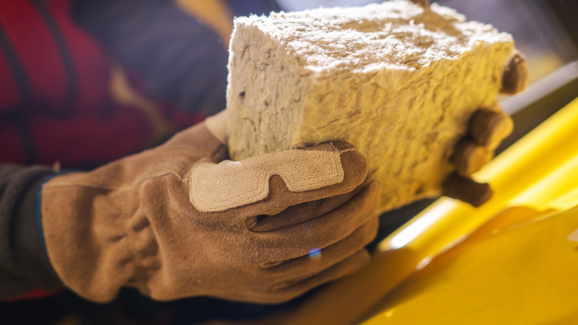 Wełna mineralna a zdrowie domowników – jak ograniczyć pylenie i bezpiecznie wykończyć przegrody?