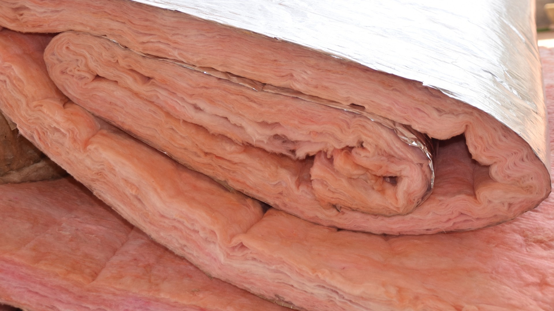 Mostki termiczne a wełna mineralna – jak skutecznie je eliminować podczas ocieplenia