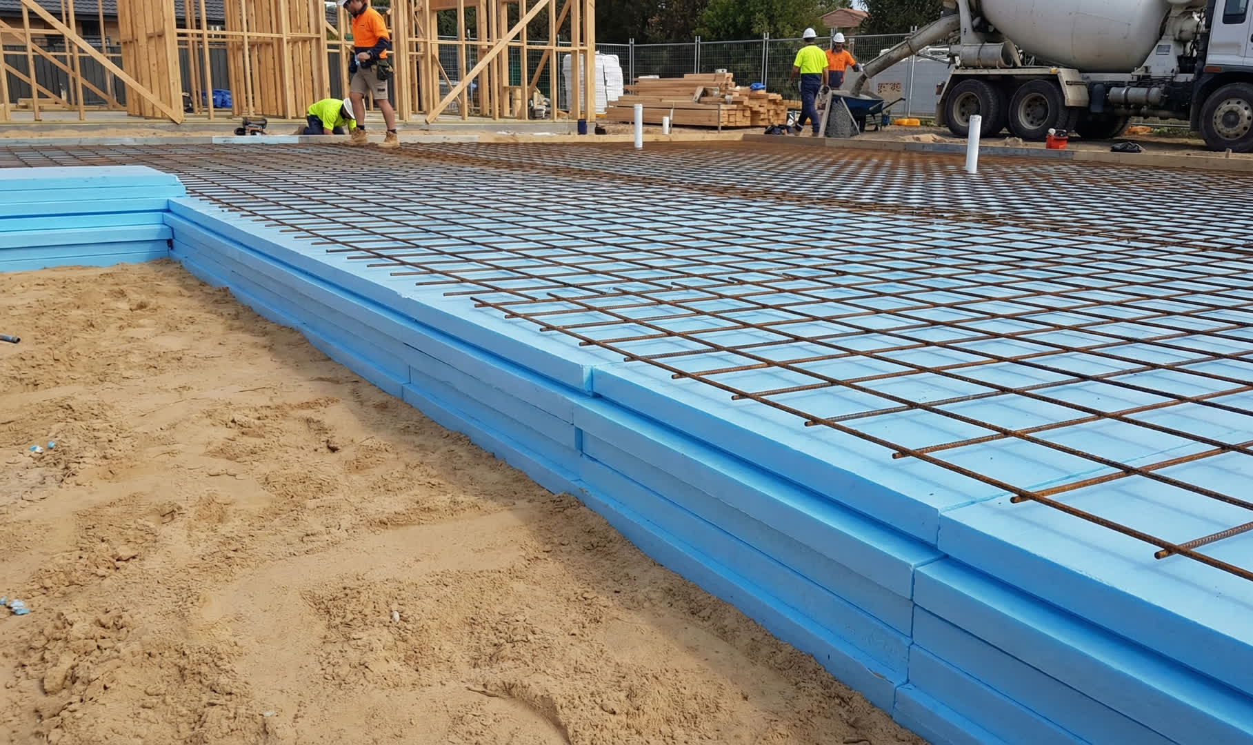 XPS 300, 500 czy 700 kPa? Jaki styrodur pod płytę fundamentową i garaż, by uniknąć osiadania?