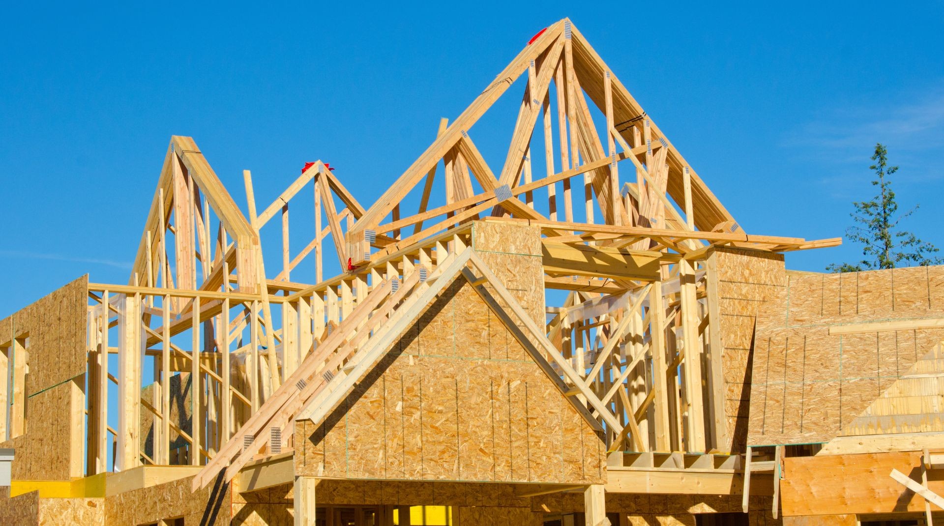 Wełna mineralna w budynkach gospodarczych i halach lekkich – dobór izolacji od rozwiązań w domu